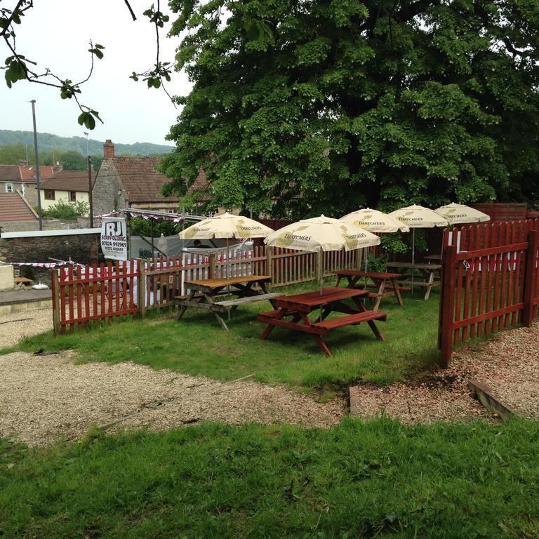 The Crown Inn Кейншам Екстериор снимка
