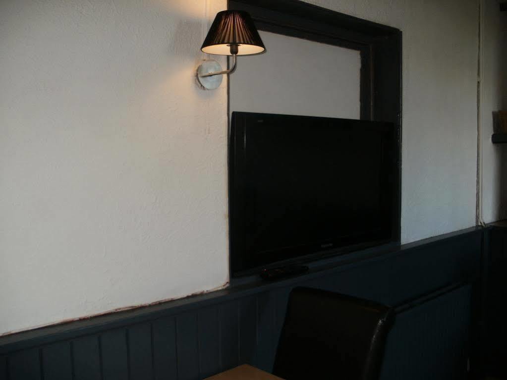 The Crown Inn Кейншам Екстериор снимка