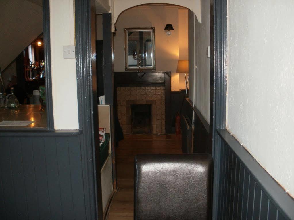 The Crown Inn Кейншам Екстериор снимка