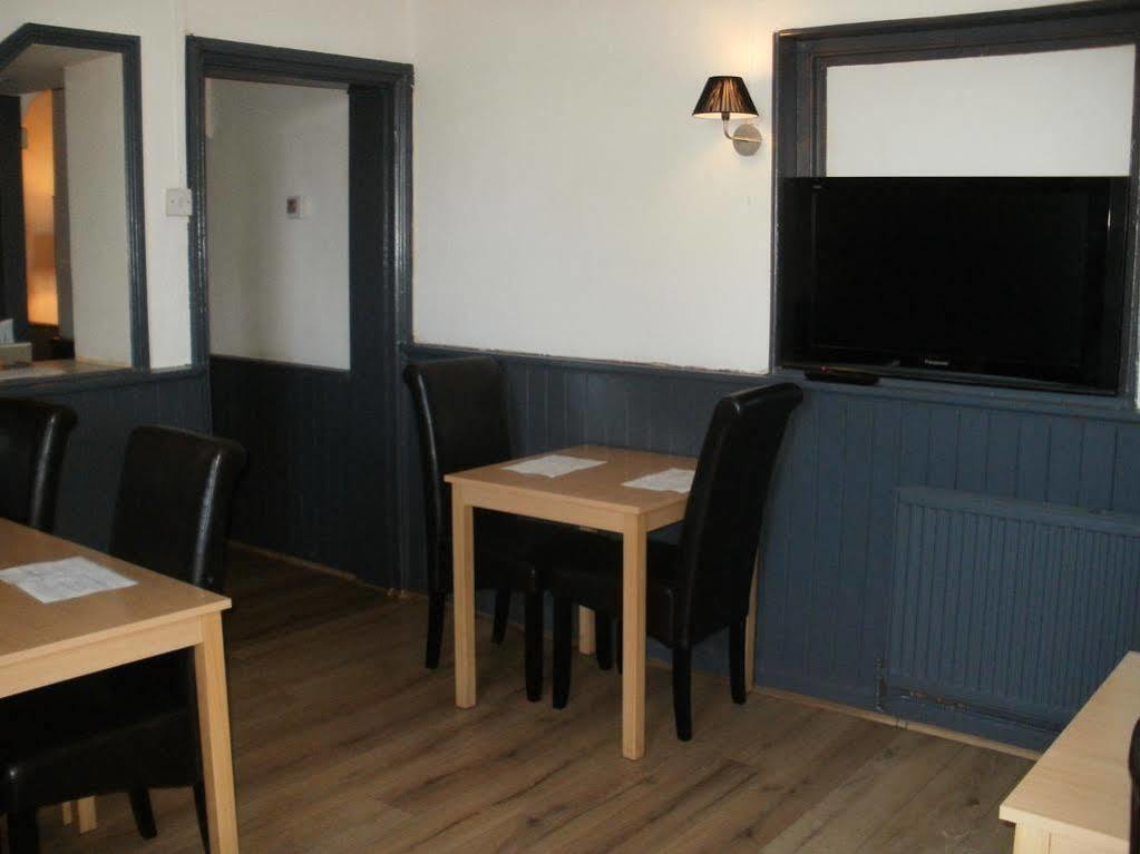 The Crown Inn Кейншам Екстериор снимка