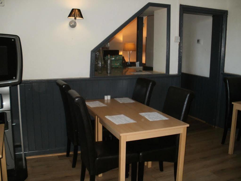 The Crown Inn Кейншам Екстериор снимка