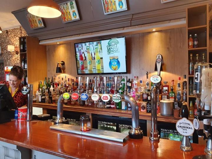 The Crown Inn Кейншам Екстериор снимка