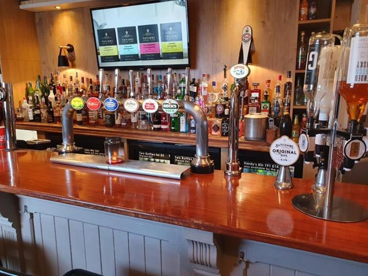 The Crown Inn Кейншам Екстериор снимка